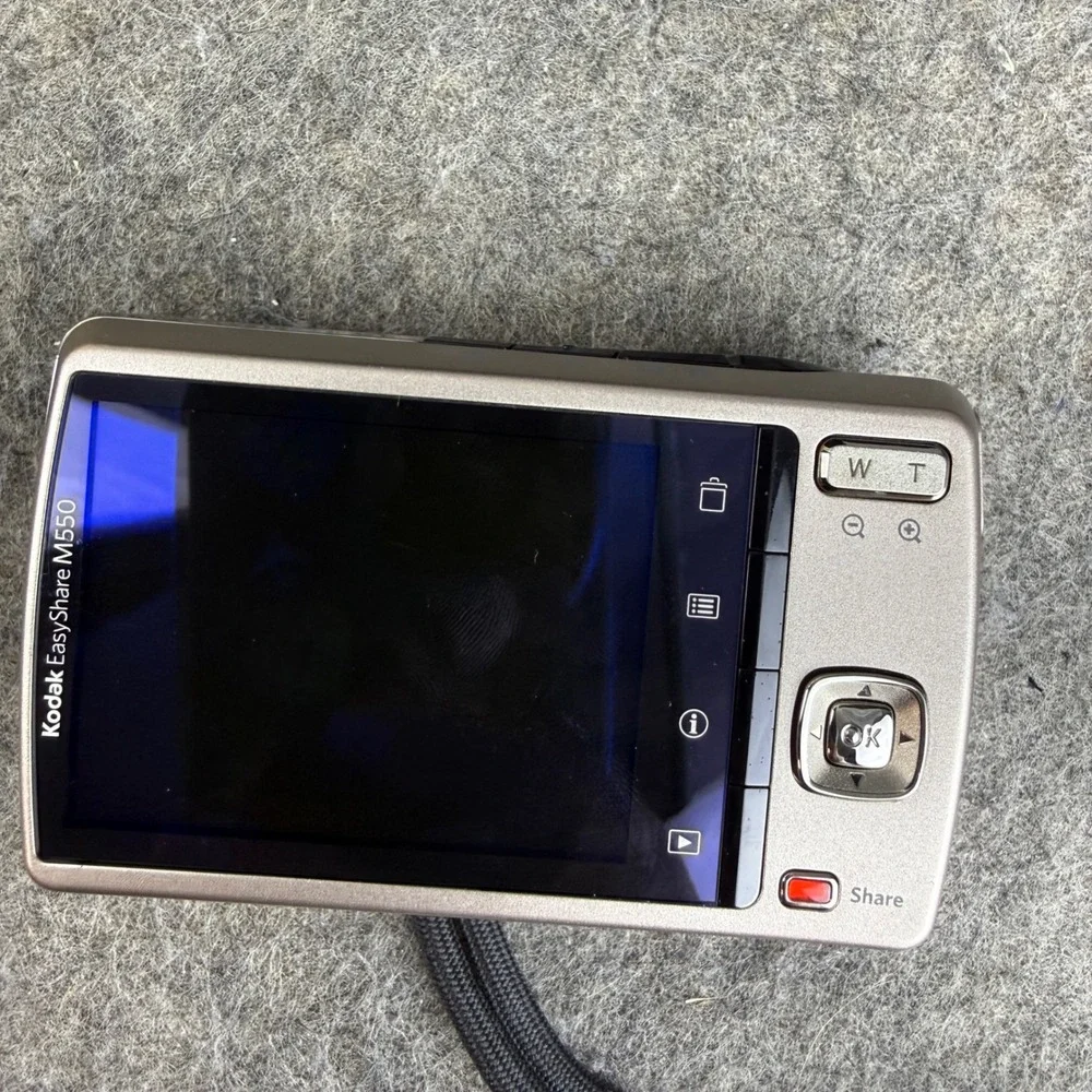 Kodak EasyShare M550 Digital Camera 12MP 5x Optical Zoom Champagne Bundle Box
